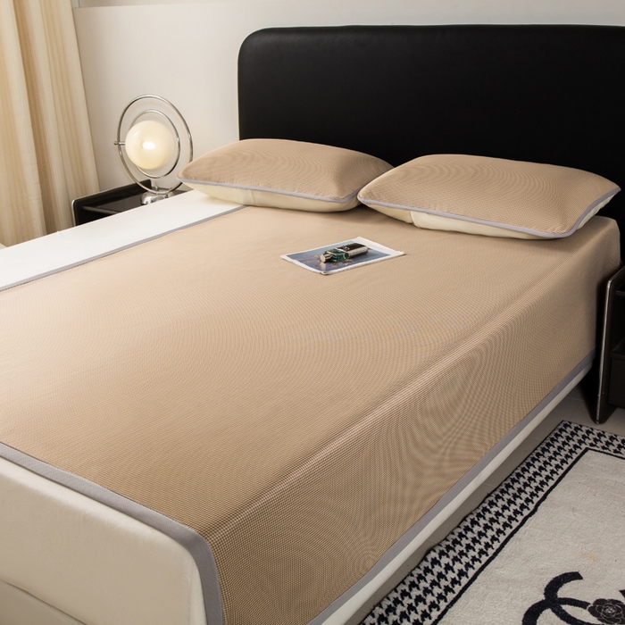 91家纺网 家纺一手货源 找家纺 春寻家纺 2026春夏新款千鸟格碳光冰丝席复合三明治款凉席席子 千鸟格-香槟金-床席款