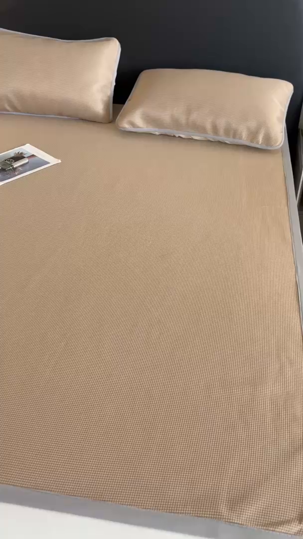 91家纺网 家纺一手货源 找家纺 春寻家纺 2026春夏新款千鸟格碳光冰丝席复合三明治款凉席席子 千鸟格-香槟金-床席款