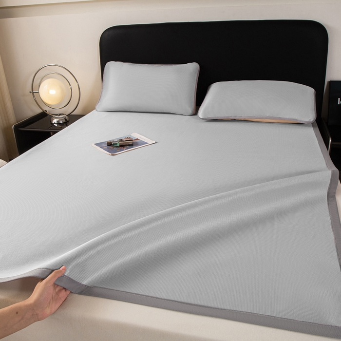 91家纺网 家纺一手货源 找家纺 春寻家纺 2026春夏新款千鸟格碳光冰丝席复合三明治款凉席席子 千鸟格-银灰-床席款