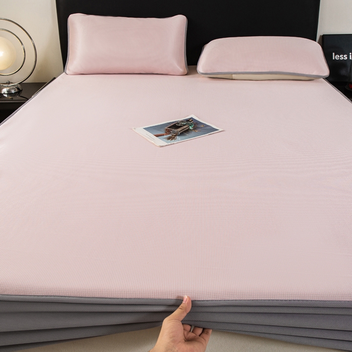 91家纺网 家纺一手货源 找家纺 春寻家纺 2026春夏新款千鸟格碳光冰丝席复合三明治款凉席席子 千鸟格-粉色-床笠款