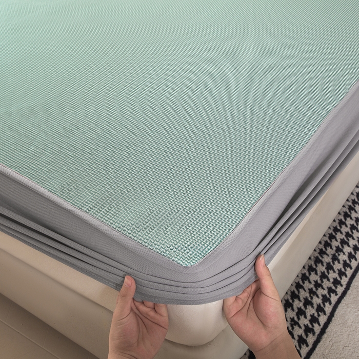 91家纺网 家纺一手货源 找家纺 春寻家纺 2026春夏新款千鸟格碳光冰丝席复合三明治款凉席席子 千鸟格-墨绿-床笠款