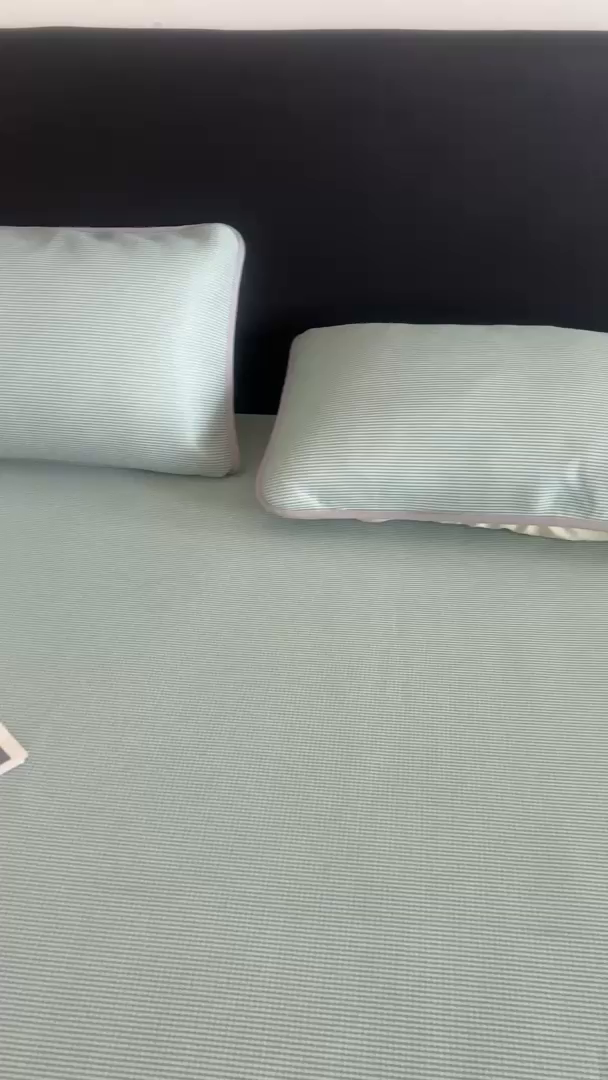 91家纺网 家纺一手货源 找家纺 春寻家纺 2026春夏新款千鸟格碳光冰丝席复合三明治款凉席席子 千鸟格-墨绿-床笠款