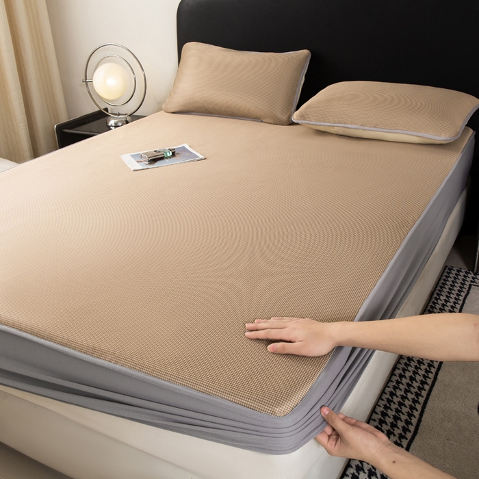 91家纺网 家纺一手货源 找家纺 春寻家纺 2026春夏新款千鸟格碳光冰丝席复合三明治款凉席席子 千鸟格-香槟金-床笠款