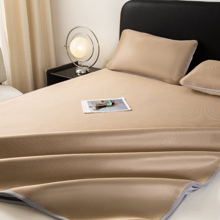 91家纺网 家纺一手货源 找家纺 春寻家纺 2026春夏新款千鸟格碳光冰丝席复合三明治款凉席席子 千鸟格-香槟金-床笠款