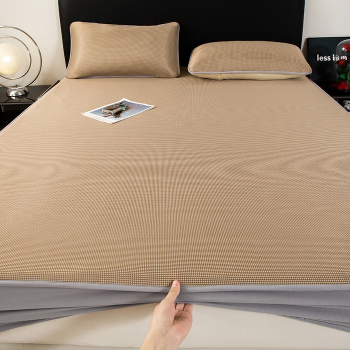 91家纺网 家纺一手货源 找家纺 春寻家纺 2026春夏新款千鸟格碳光冰丝席复合三明治款凉席席子 千鸟格-香槟金-床笠款