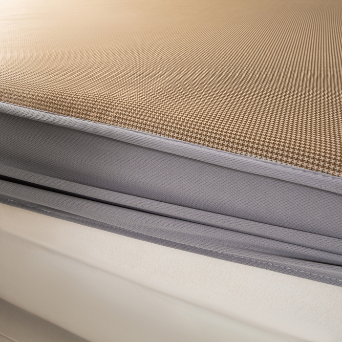 91家纺网 家纺一手货源 找家纺 春寻家纺 2026春夏新款千鸟格碳光冰丝席复合三明治款凉席席子 千鸟格-香槟金-床笠款