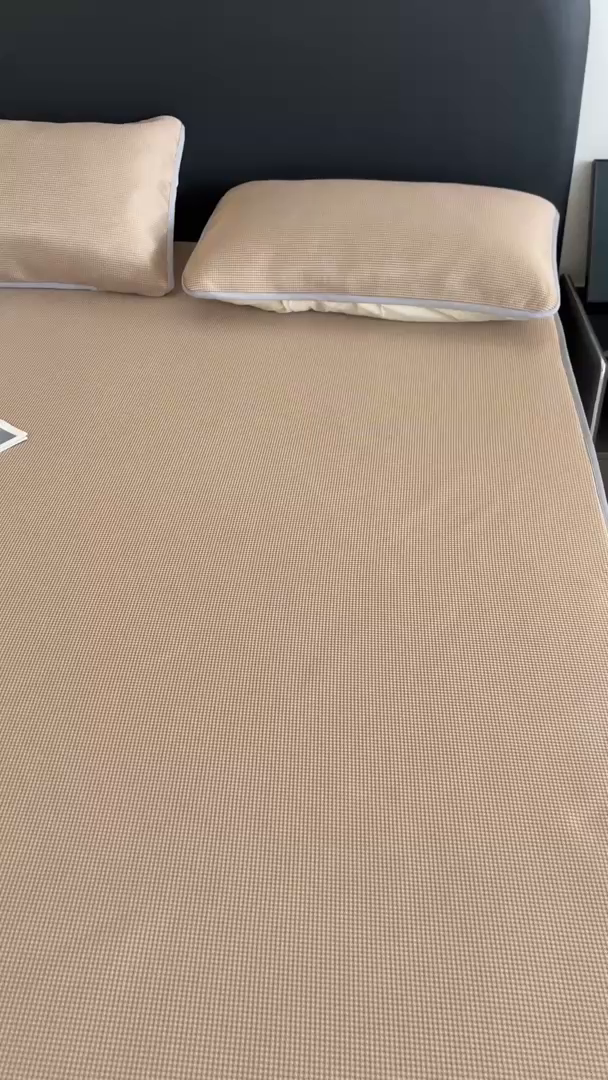 91家纺网 家纺一手货源 找家纺 春寻家纺 2026春夏新款千鸟格碳光冰丝席复合三明治款凉席席子 千鸟格-香槟金-床笠款