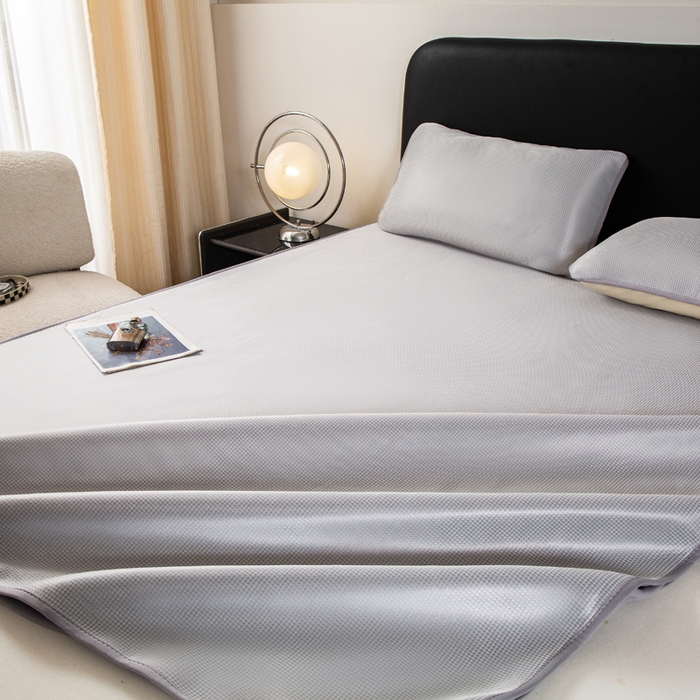 91家纺网 家纺一手货源 找家纺 春寻家纺 2026春夏新款千鸟格碳光冰丝席复合三明治款凉席席子 千鸟格-银灰-床笠款