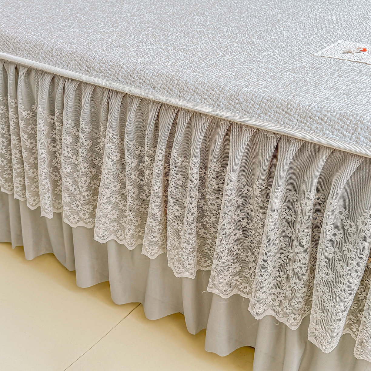 91家纺网 家纺一手货源 找家纺 情恒家纺 2026春夏新款PE提花肌理纹床笠式床裙席凉席席子-安娜 安娜-星辰灰