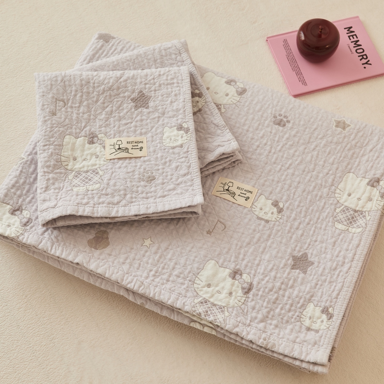 91家纺网 家纺一手货源 找家纺 沐瑟家纺 2026新款安心棉枕巾 KT猫浅紫色