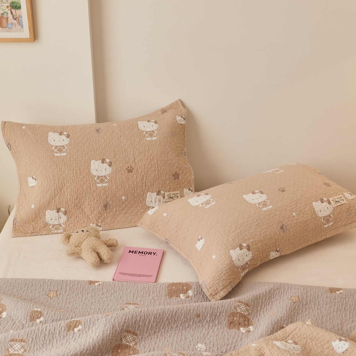 91家纺网 家纺一手货源 找家纺 沐瑟家纺 2026新款安心棉枕巾 KT猫棕色