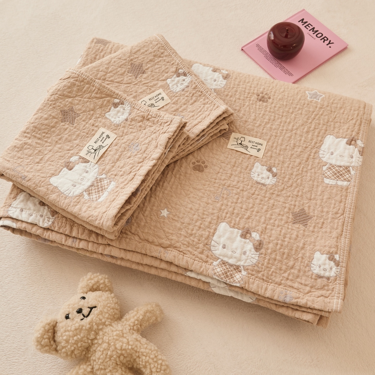 91家纺网 家纺一手货源 找家纺 沐瑟家纺 2026新款安心棉枕巾 KT猫棕色