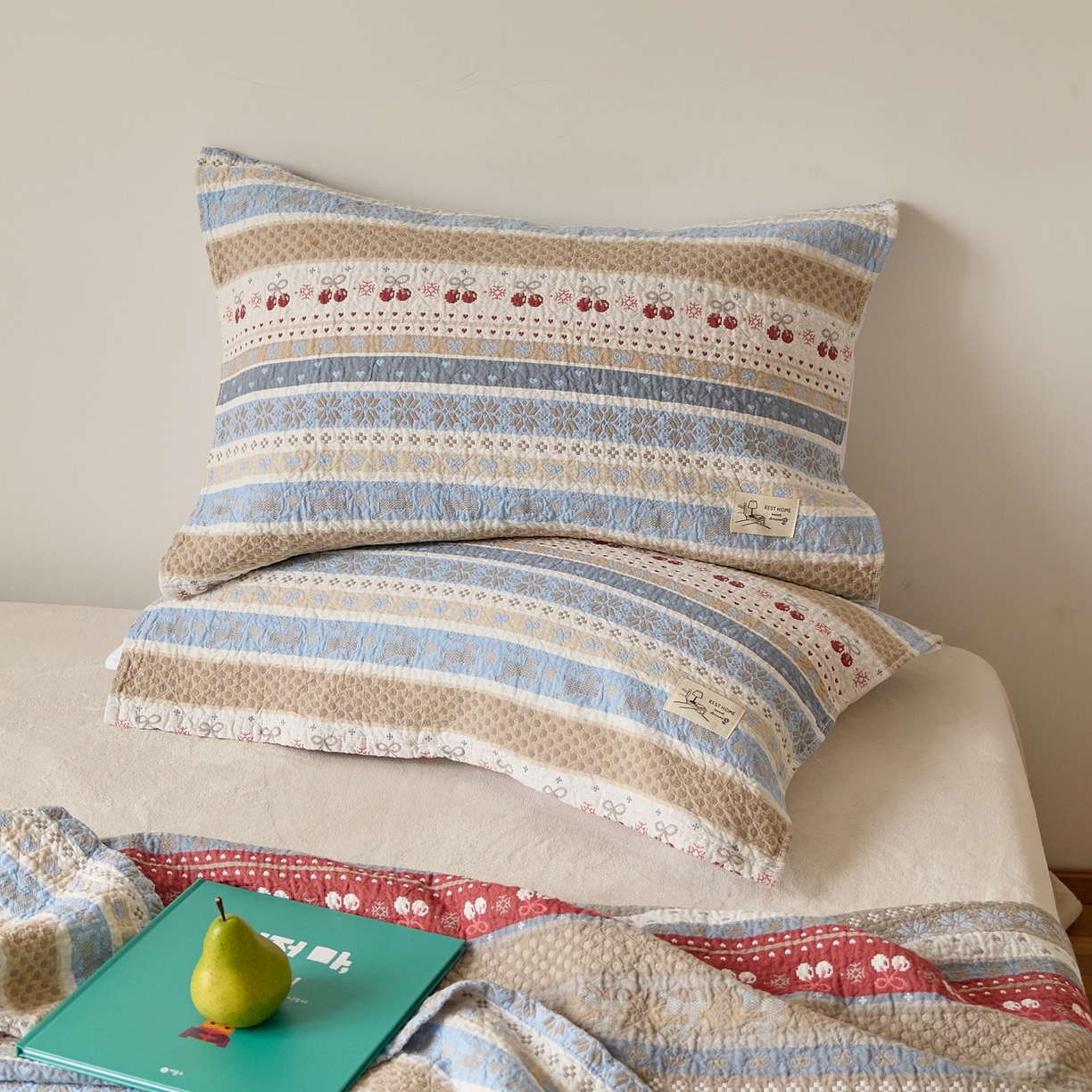 沐瑟家纺 2026新款安心棉枕巾 费尔岛樱桃蓝