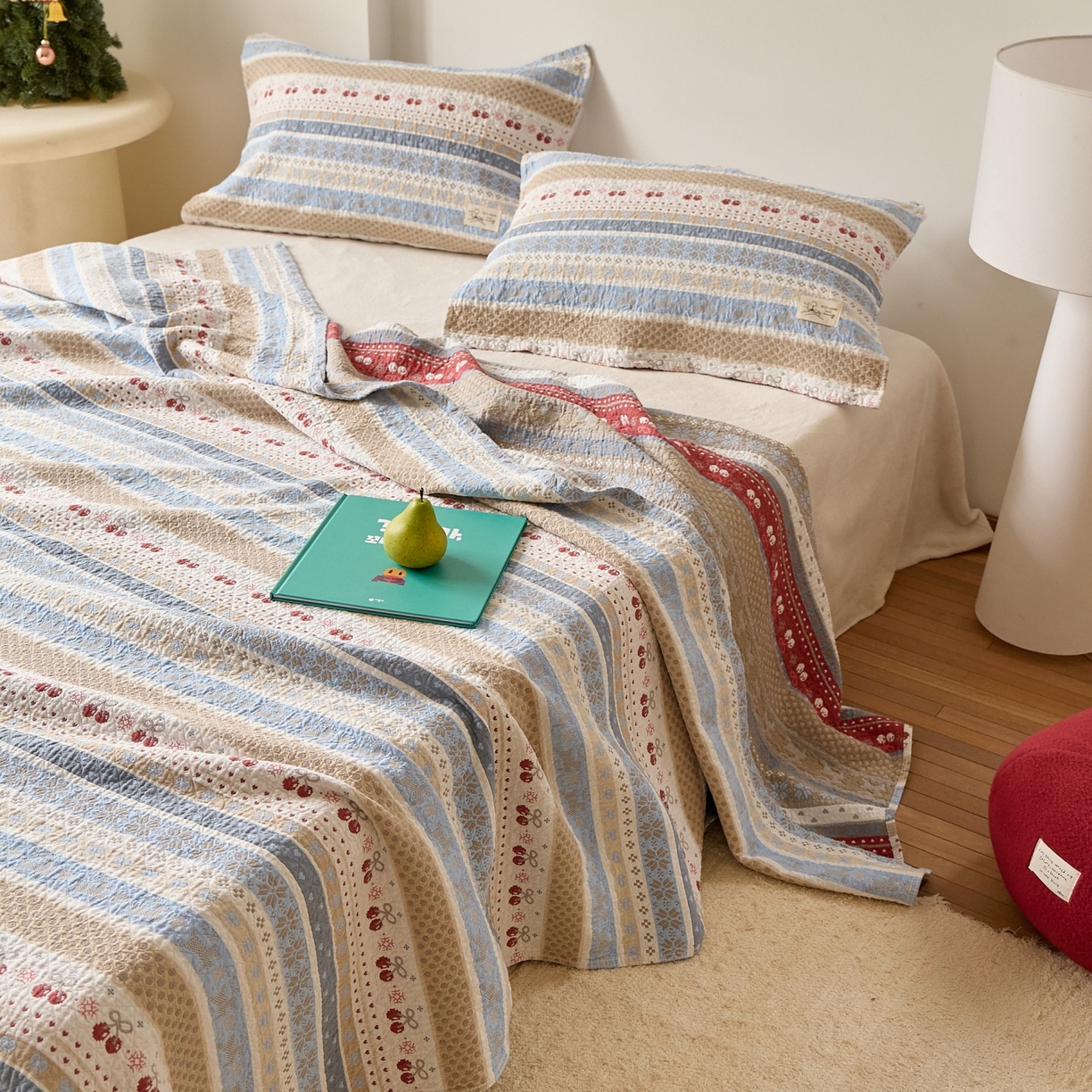 91家纺网 家纺一手货源 找家纺 沐瑟家纺 2026新款安心棉枕巾 费尔岛樱桃蓝