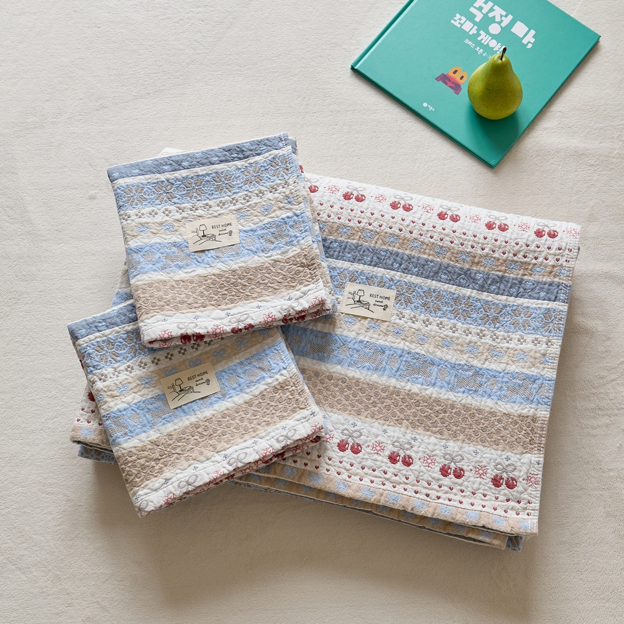 91家纺网 家纺一手货源 找家纺 沐瑟家纺 2026新款安心棉枕巾 费尔岛樱桃蓝