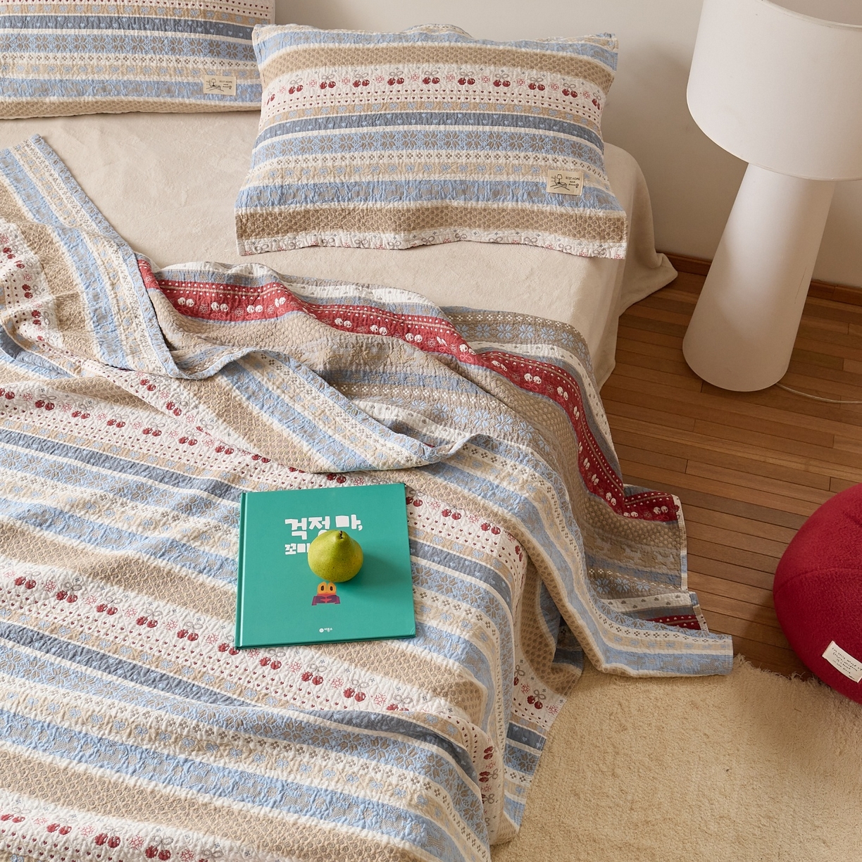 91家纺网 家纺一手货源 找家纺 沐瑟家纺 2026新款安心棉枕巾 费尔岛樱桃蓝