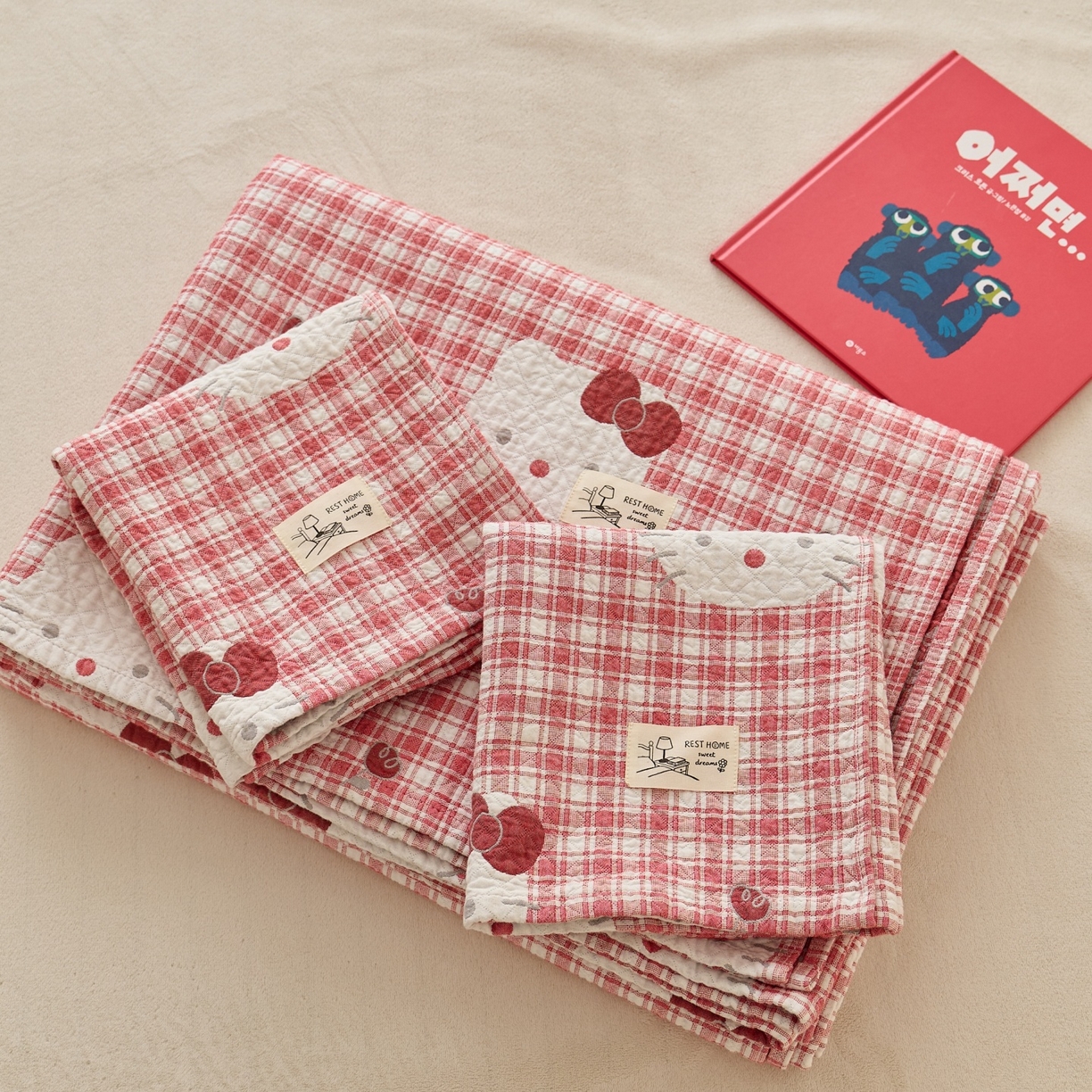 91家纺网 家纺一手货源 找家纺 沐瑟家纺 2026新款安心棉枕巾 格子KT猫