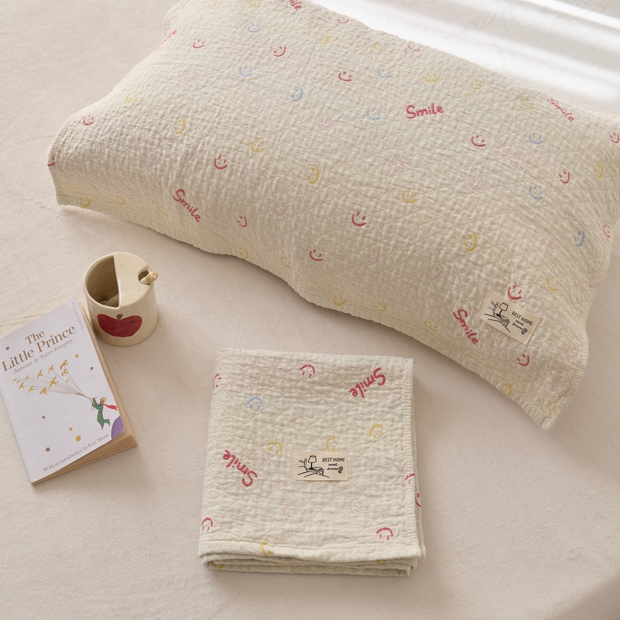 91家纺网 家纺一手货源 找家纺 沐瑟家纺 2026新款安心棉枕巾 笑脸-浅咖