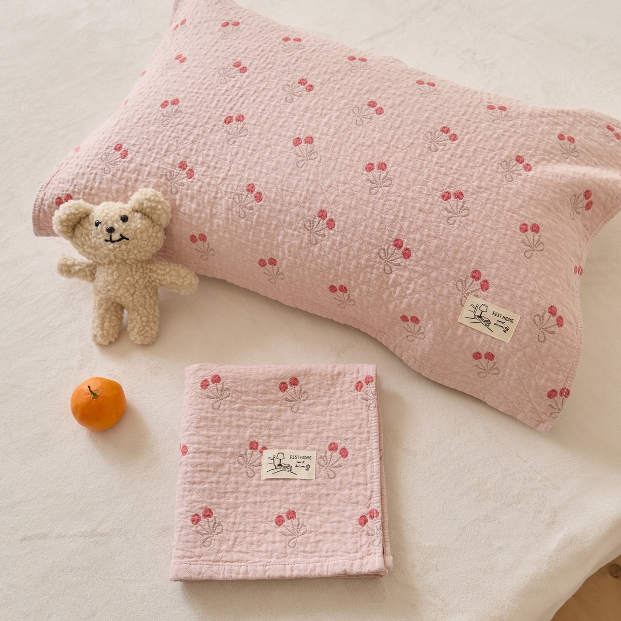 91家纺网 家纺一手货源 找家纺 沐瑟家纺 2026新款安心棉枕巾 樱桃粉色