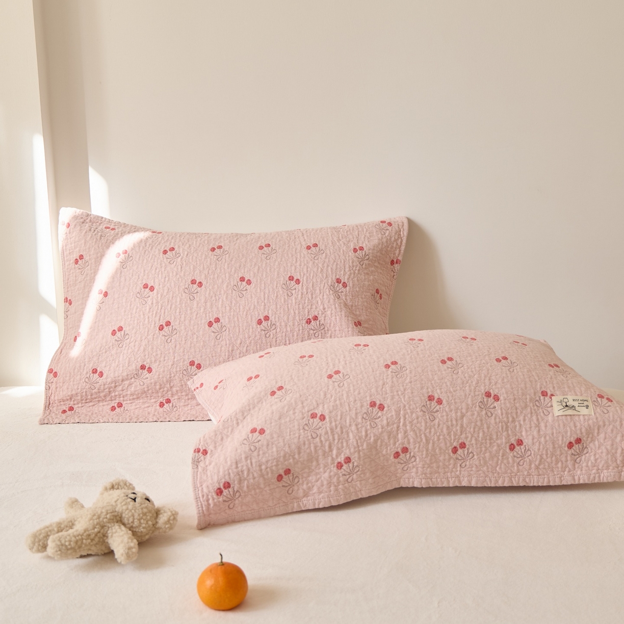91家纺网 家纺一手货源 找家纺 沐瑟家纺 2026新款安心棉枕巾 樱桃粉色