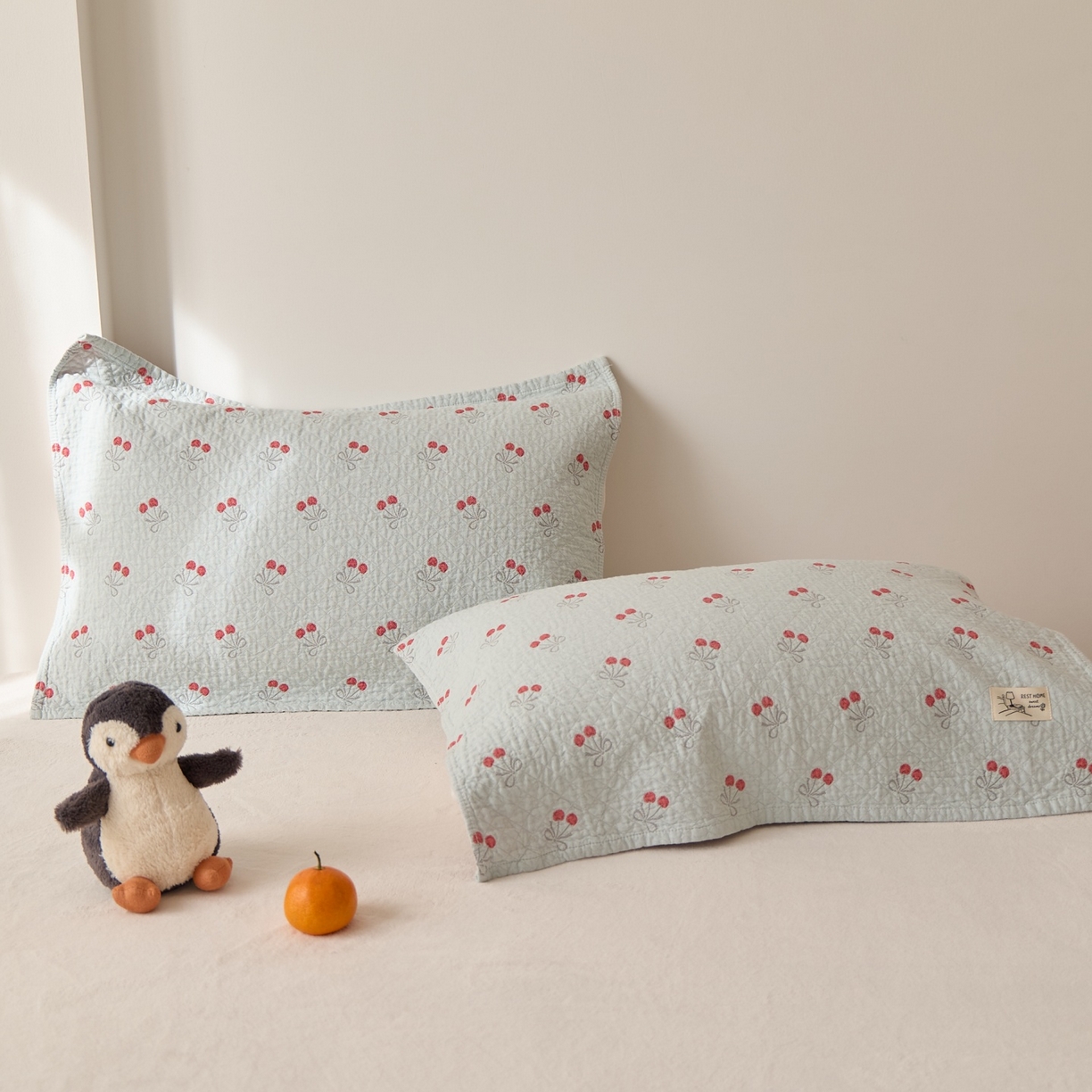 91家纺网 家纺一手货源 找家纺 沐瑟家纺 2026新款安心棉枕巾 樱桃蓝色