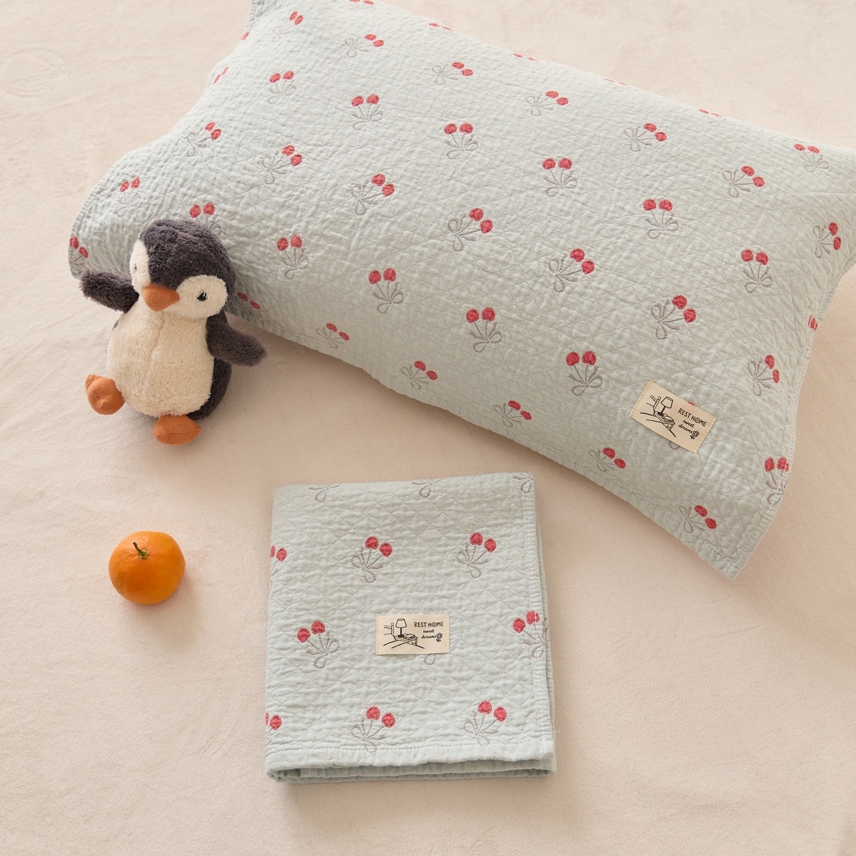 91家纺网 家纺一手货源 找家纺 沐瑟家纺 2026新款安心棉枕巾 樱桃蓝色