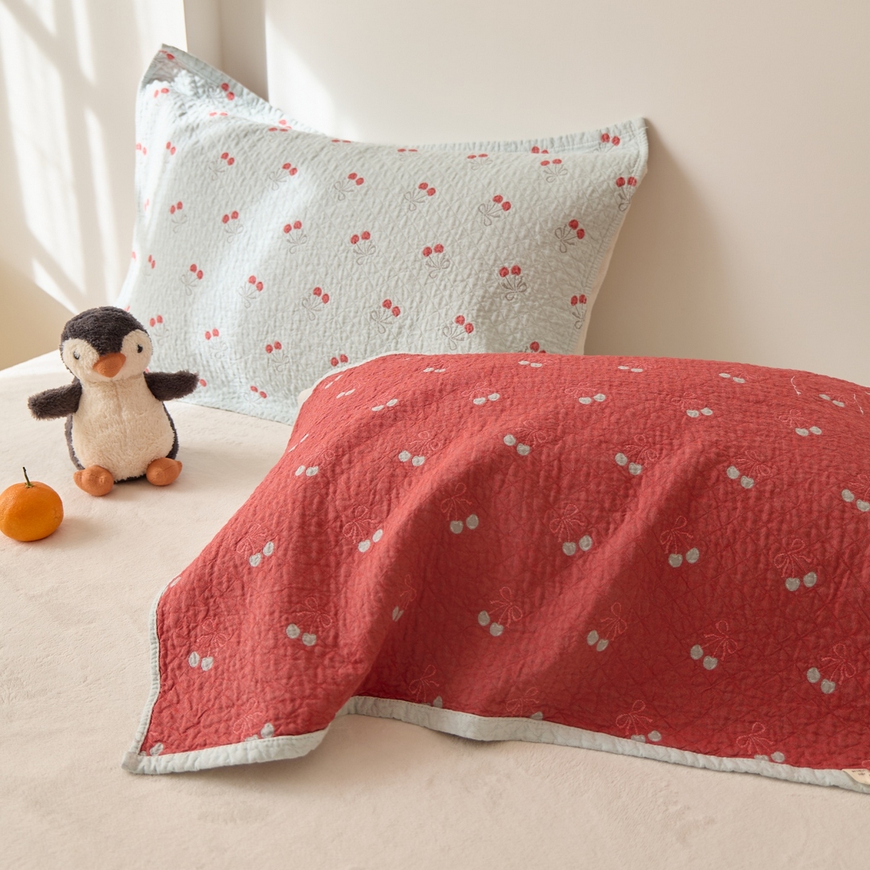 91家纺网 家纺一手货源 找家纺 沐瑟家纺 2026新款安心棉枕巾 樱桃蓝色