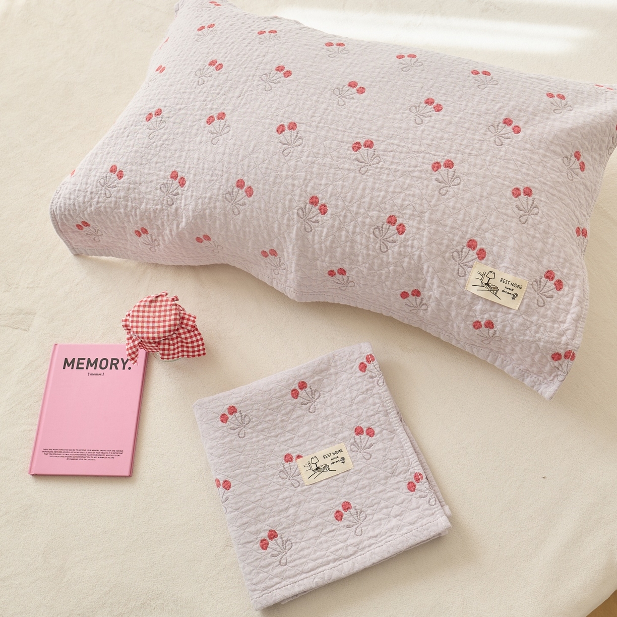 91家纺网 家纺一手货源 找家纺 沐瑟家纺 2026新款安心棉枕巾 樱桃紫色