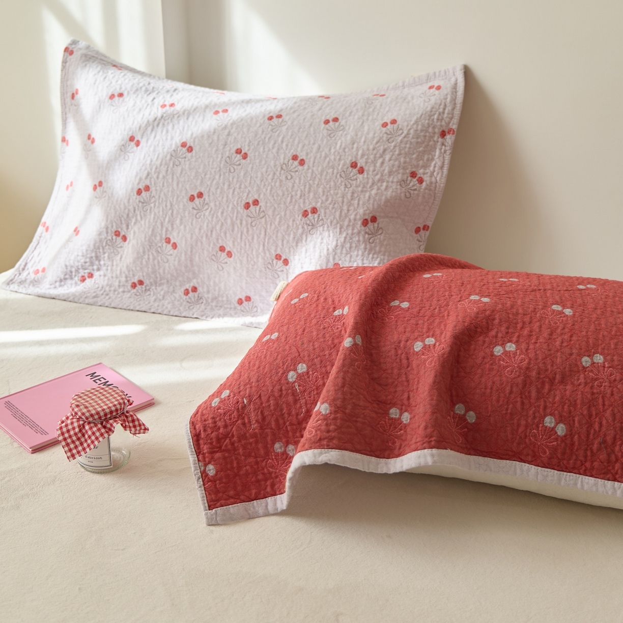 91家纺网 家纺一手货源 找家纺 沐瑟家纺 2026新款安心棉枕巾 樱桃紫色