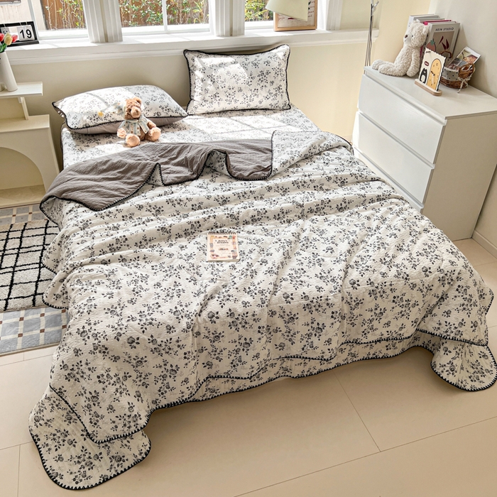 91家纺网 家纺一手货源 找家纺 梵希雅 2026新款泡芙纱三角针床盖夏被四件套 只闻花香