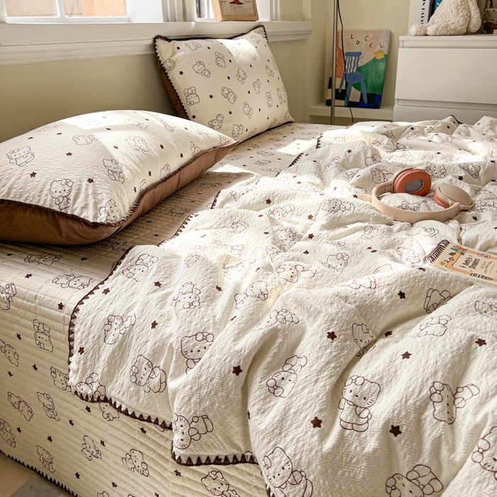 91家纺网 家纺一手货源 找家纺 梵希雅 2026新款泡芙纱三角针床盖夏被四件套 描线小猫咖