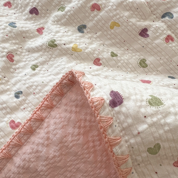 91家纺网 家纺一手货源 找家纺 梵希雅 2026新款泡芙纱三角针床盖夏被四件套 粉色小心心