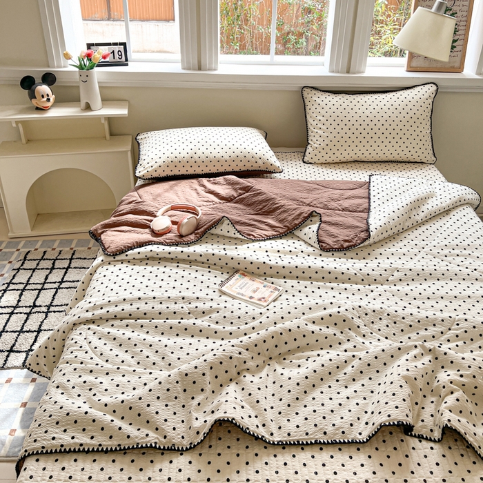 91家纺网 家纺一手货源 找家纺 梵希雅 2026新款泡芙纱三角针床盖夏被四件套 波点