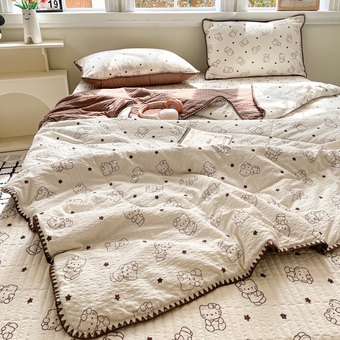 91家纺网 家纺一手货源 找家纺 梵希雅 2026新款泡芙纱三角针床盖夏被四件套 描线小猫咖