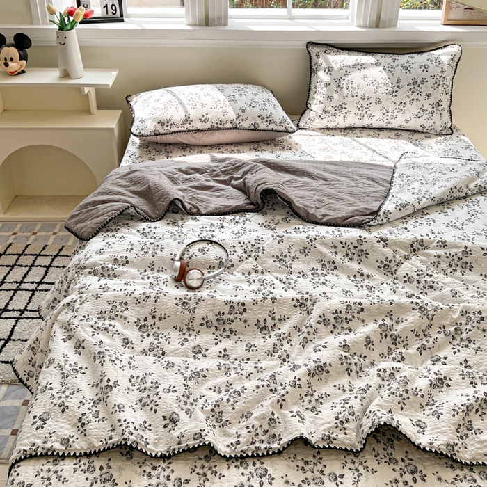 91家纺网 家纺一手货源 找家纺 梵希雅 2026新款泡芙纱三角针床盖夏被四件套 只闻花香