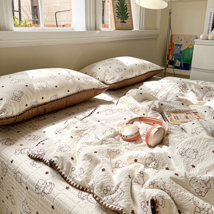 91家纺网 家纺一手货源 找家纺 梵希雅 2026新款泡芙纱三角针床盖夏被四件套 描线小猫咖