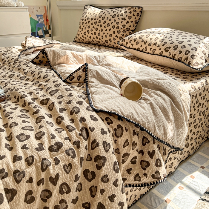 91家纺网 家纺一手货源 找家纺 梵希雅 2026新款泡芙纱三角针床盖夏被四件套 咖豹纹