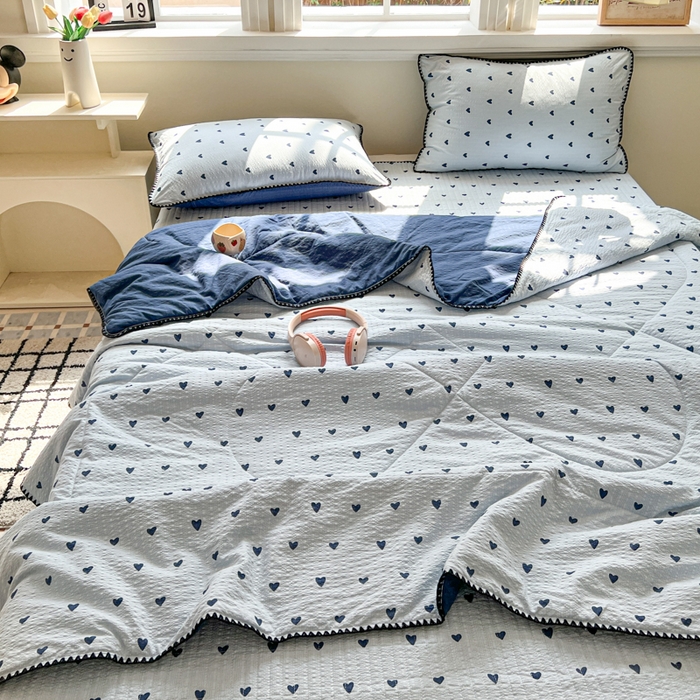 91家纺网 家纺一手货源 找家纺 梵希雅 2026新款泡芙纱三角针床盖夏被四件套 兰爱心