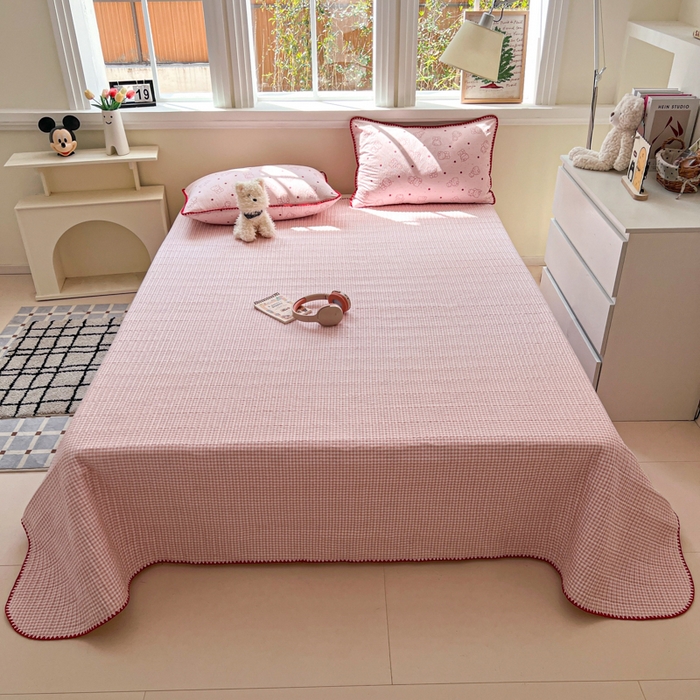 91家纺网 家纺一手货源 找家纺 梵希雅 2026新款泡芙纱三角针床盖夏被四件套 描线小猫粉