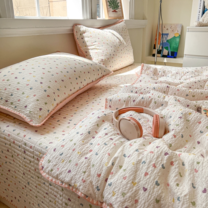 91家纺网 家纺一手货源 找家纺 梵希雅 2026新款泡芙纱三角针床盖夏被四件套 粉色小心心