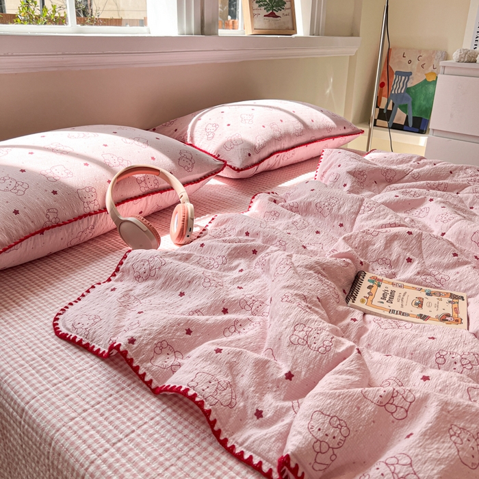 91家纺网 家纺一手货源 找家纺 梵希雅 2026新款泡芙纱三角针床盖夏被四件套 描线小猫粉