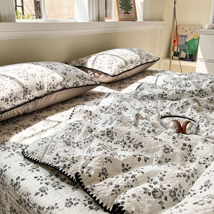 91家纺网 家纺一手货源 找家纺 梵希雅 2026新款泡芙纱三角针床盖夏被四件套 只闻花香