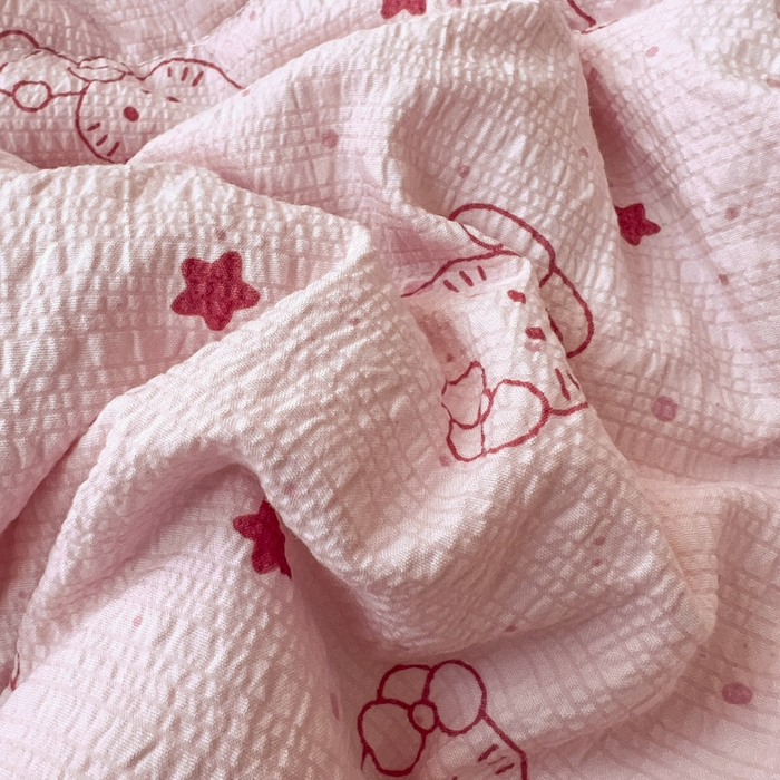 91家纺网 家纺一手货源 找家纺 梵希雅 2026新款泡芙纱三角针床盖夏被四件套 描线小猫粉