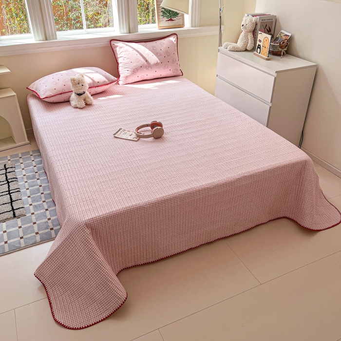 91家纺网 家纺一手货源 找家纺 梵希雅 2026新款泡芙纱三角针床盖夏被四件套 描线小猫粉