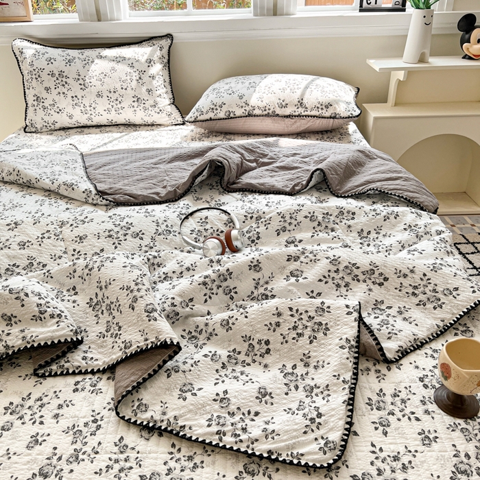 91家纺网 家纺一手货源 找家纺 梵希雅 2026新款泡芙纱三角针床盖夏被四件套 只闻花香