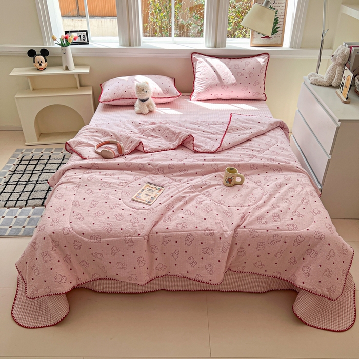 91家纺网 家纺一手货源 找家纺 梵希雅 2026新款泡芙纱三角针床盖夏被四件套 描线小猫粉