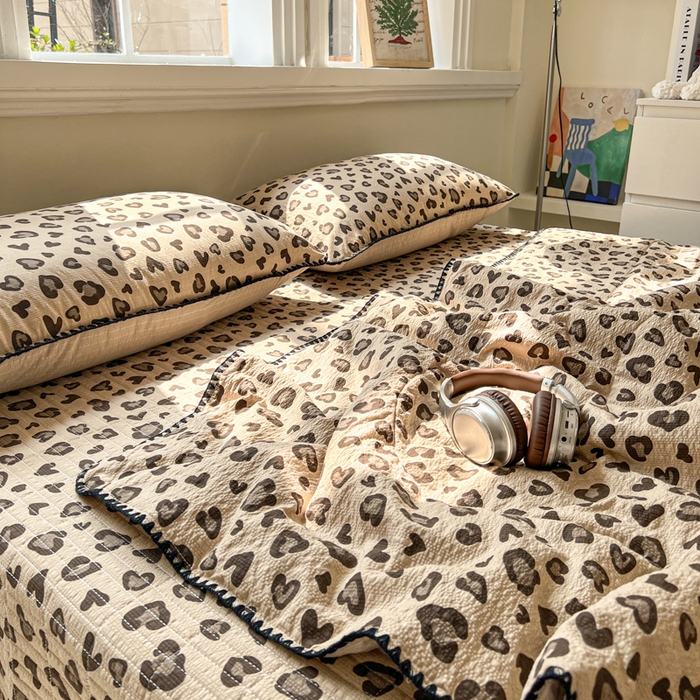 91家纺网 家纺一手货源 找家纺 梵希雅 2026新款泡芙纱三角针床盖夏被四件套 咖豹纹