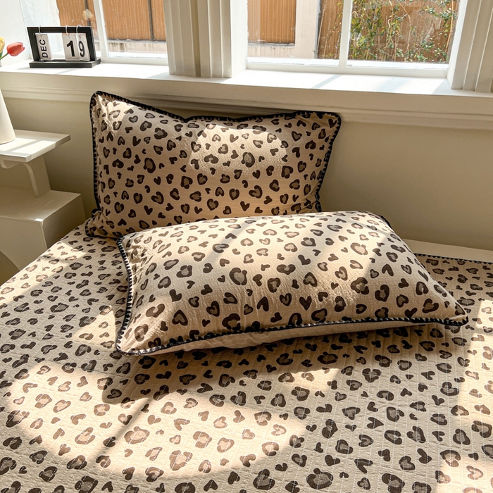 91家纺网 家纺一手货源 找家纺 梵希雅 2026新款泡芙纱三角针床盖夏被四件套 咖豹纹