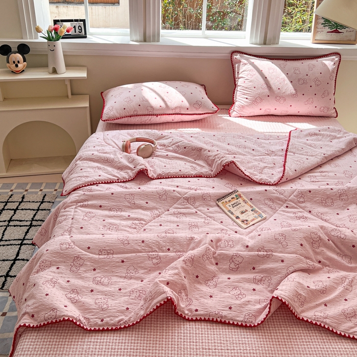 91家纺网 家纺一手货源 找家纺 梵希雅 2026新款泡芙纱三角针床盖夏被四件套 描线小猫粉