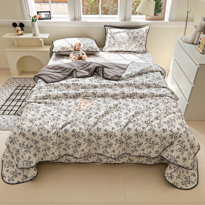 91家纺网 家纺一手货源 找家纺 梵希雅 2026新款泡芙纱三角针床盖夏被四件套 只闻花香